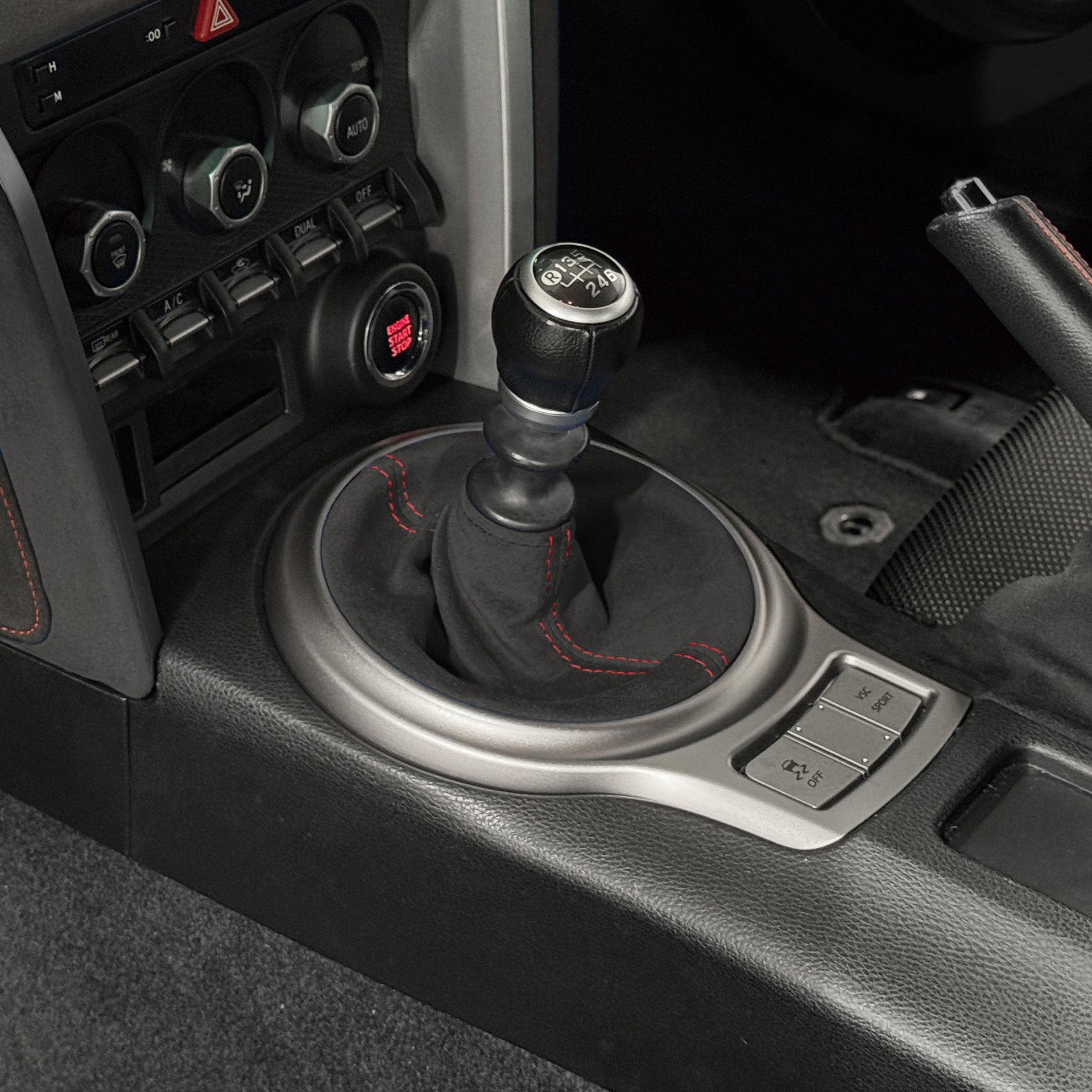 ★BRZ(ZC6), 86(ZN6)MT用 シフトブーツ&サイドブレーキブーツ 86(ZN6)/BRZ(ZC6)】MT シフトブーツ (レッドステッチ) | CUSTOM LINE